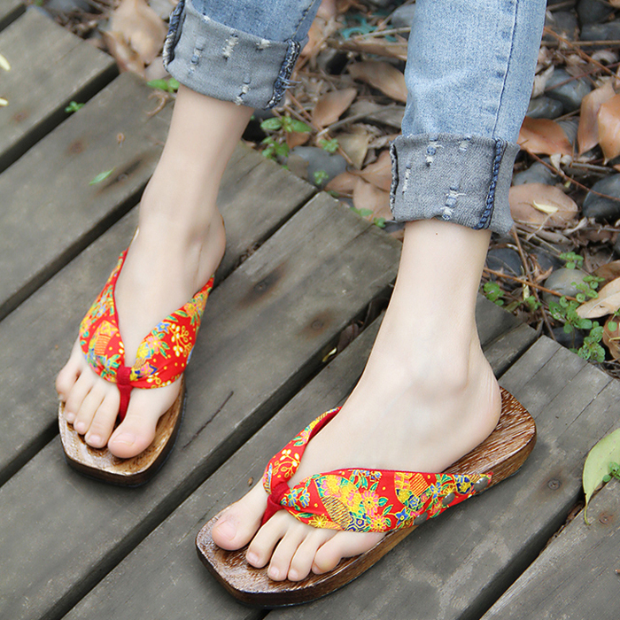 古代女子脱鞋露脚,古代人穿白袜木屐