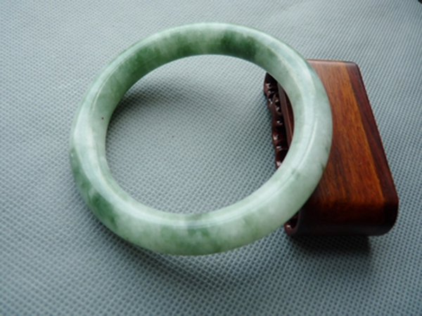 戴玉镯是人养玉还是玉养人,玛瑙手镯玉的手镯哪个养人