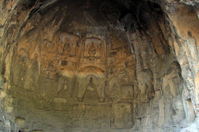 典型的净土宗“西方三圣”造像石窟。