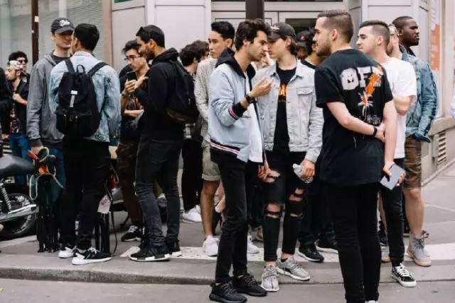 城内的人迷茫城外的人慌张,城里的人不懂城外人的快乐