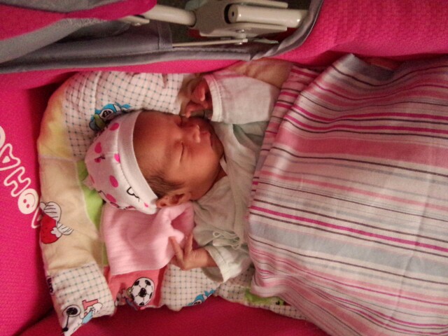 婴儿听到门外的鞭炮声结果吓哭了,响鞭炮会吓着小婴儿吗