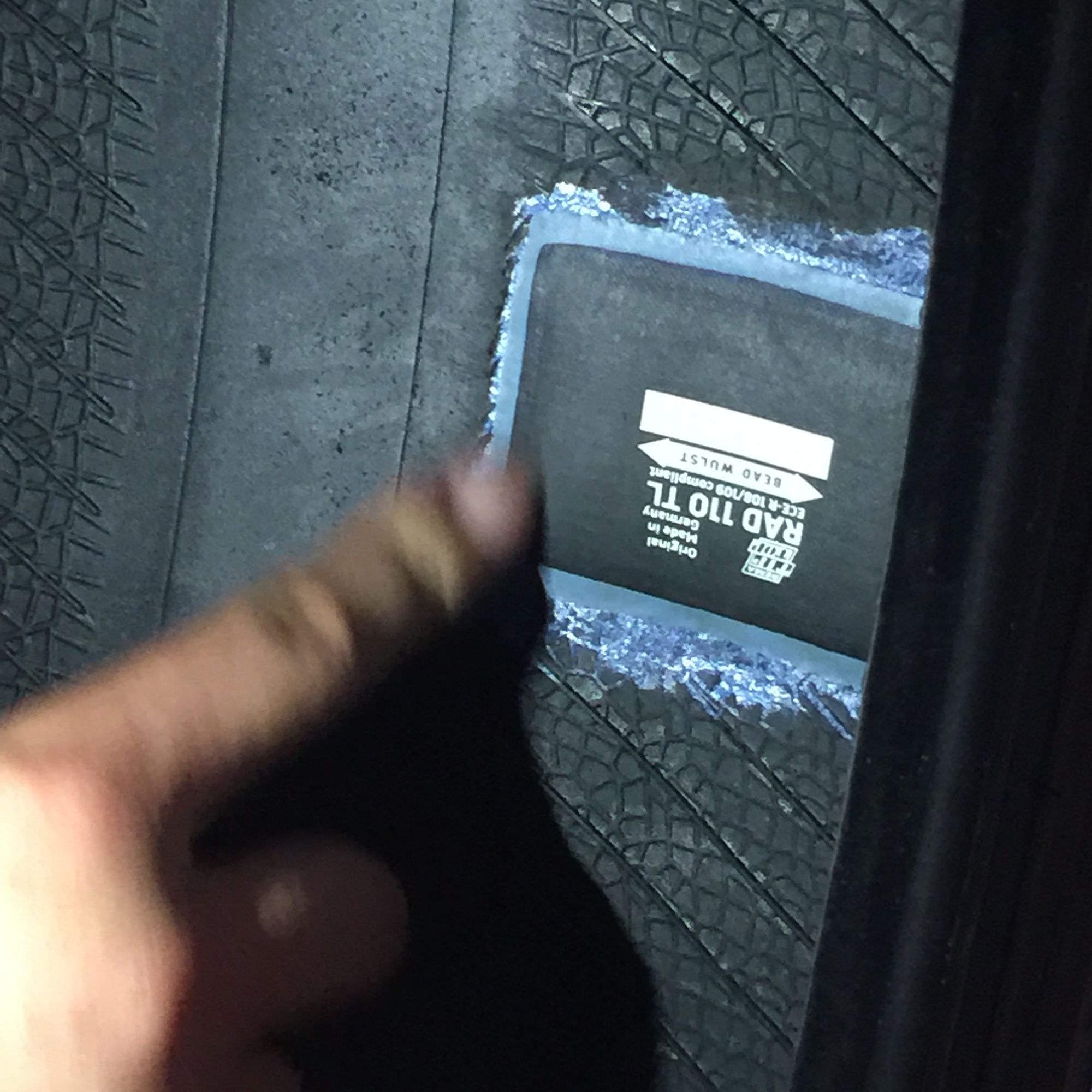 倒霉轮胎扎钉子,倒霉汽车轮胎被扎