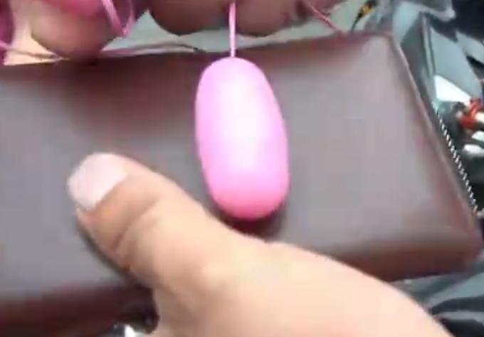 三初中生嫌考试压力大偷饮料，被抓后发现随身携带震动棒和安全套