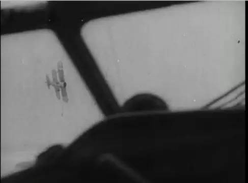 飞行员单挑32架日本飞机,一人单挑日本兵