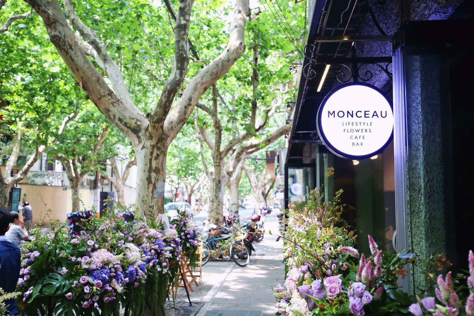 这位当过服装设计师的餐厅老板,搬了一座巴黎花园到餐厅,女孩们