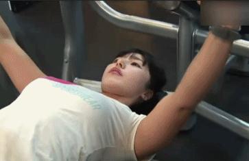 女性经常去健身房能达到丰胸的效果吗？应该怎么锻炼胸肌呢？