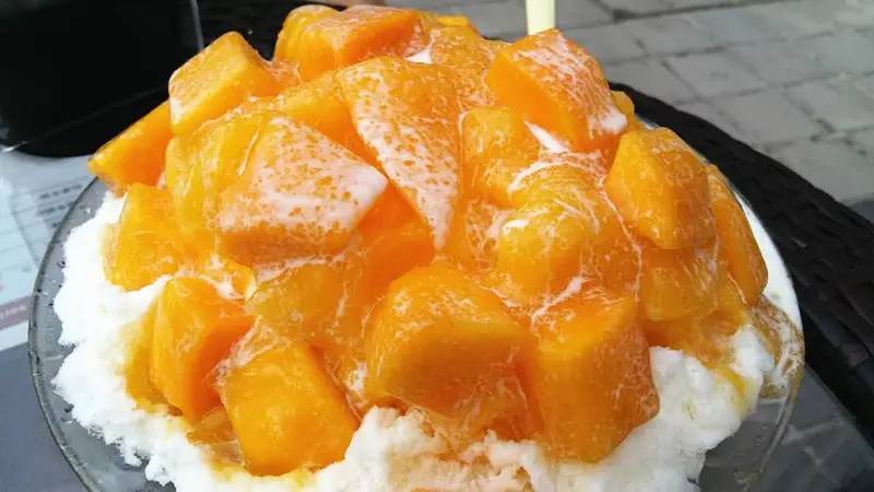 听说斯利美超级芒果冰免费送？！于小涵第一时间跑到现场。。。