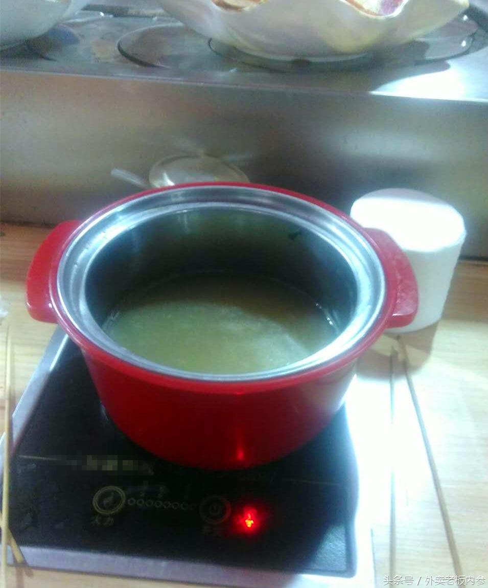 自助低人工，高翻台率，日进斗金，被誉为马路边上的“呷哺呷哺”