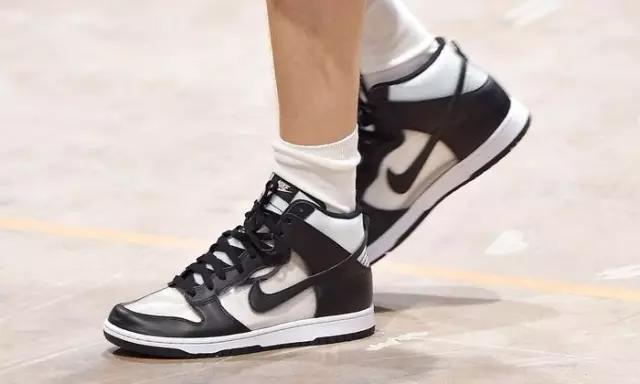 城里的人不懂城外人的快乐,城外的人原文