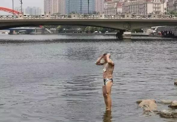 海河变成了大澡堂，游泳就游泳，你打胰子就不好了吧！