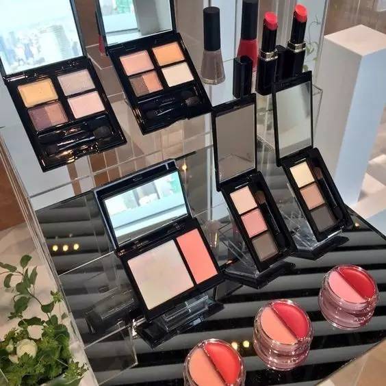 也不是非画不可，知道suqqu像银河系一样美就够了