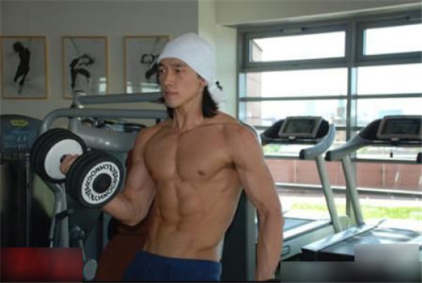 男人最好的穿搭就是肌肉,肌肉比较壮的男人怎么穿衣服