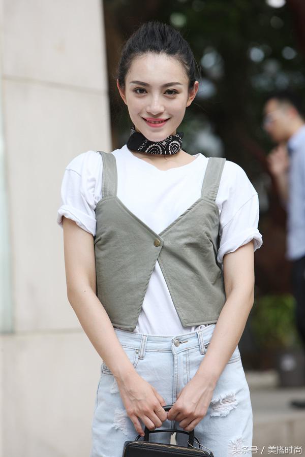 18套简单干净的白t恤穿搭合集,夏天穿白t恤太单调学我这样搭配