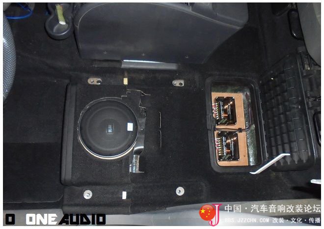 除了超薄低音，看他怎样把低音倒模在座椅下面，很严谨