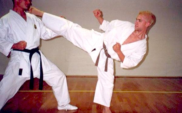 科技革命未改变英国办公室生活?科技大佬下了班可就不同了