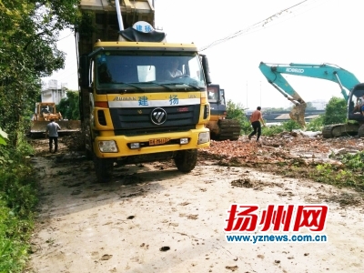 马卞港闸堤坝出现两处管涌“水下蛙人”连夜排险