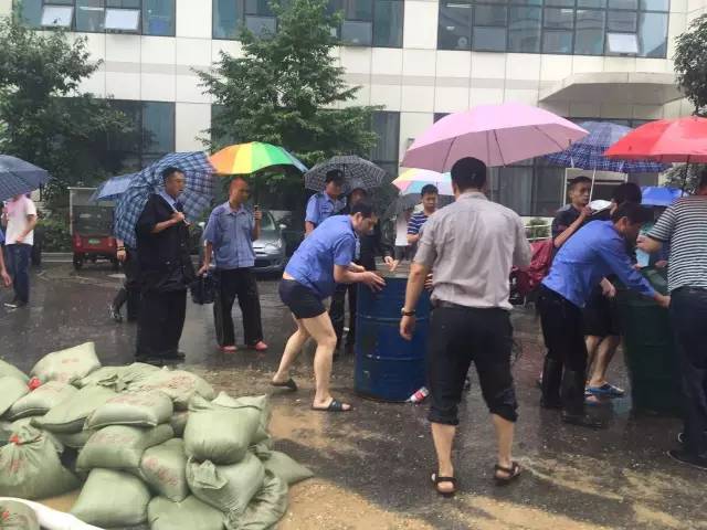 致敬暴雨时守护我们的人,致敬在暴雨中的坚守