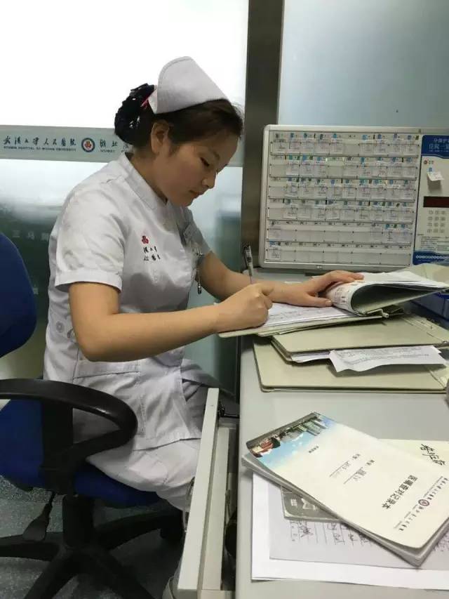 致敬暴雨时守护我们的人,致敬在暴雨中的坚守