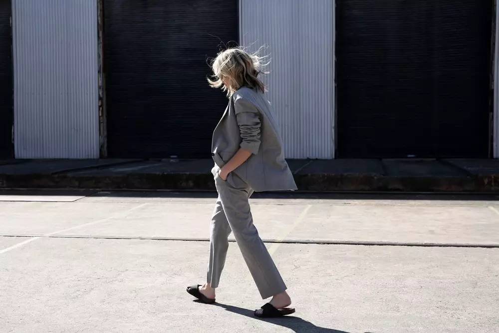 为什么我们穿很多衣服都不奇怪,为什么我们天天都要穿红色的衣服