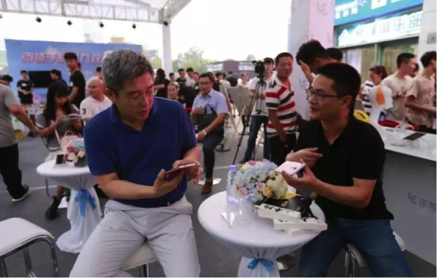 超级屯活动球迷现场体验乐视手机，并与刘建宏一起看球