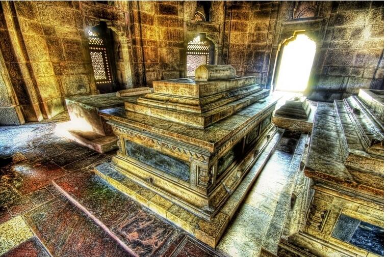 一个小乞丐竟然发现了并闯入了古代贵妃的墓室