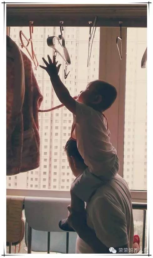 宝宝尽情吃饭,宝贝口欲期吃手要阻止吗