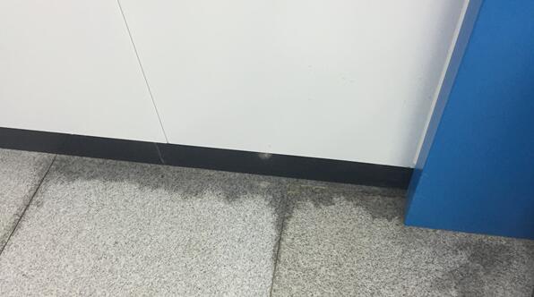 地面潮湿发霉有什么办法解决,墙角地面湿了怎么回事