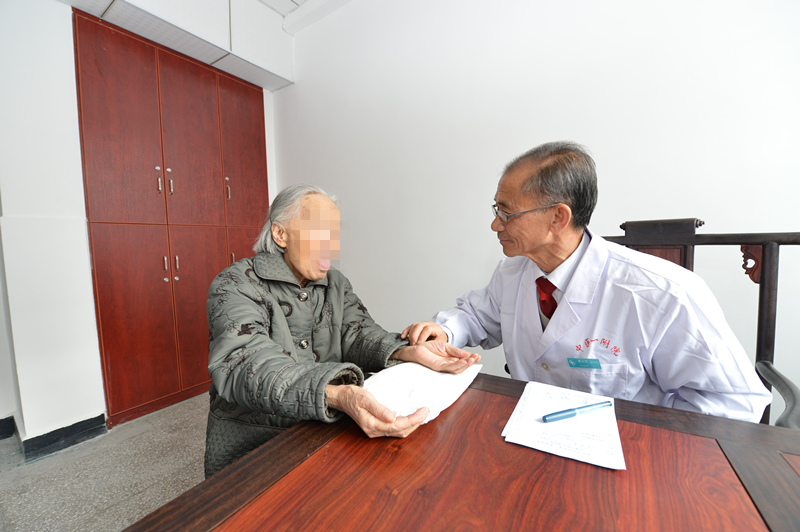 贵州名中医戴永生亮相《健康讲堂》胃肠疾病与均衡饮食