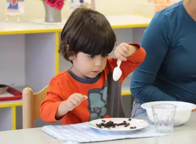 难道我们的孩子天生缺乏独立性吗?激发孩子的独立性很重要