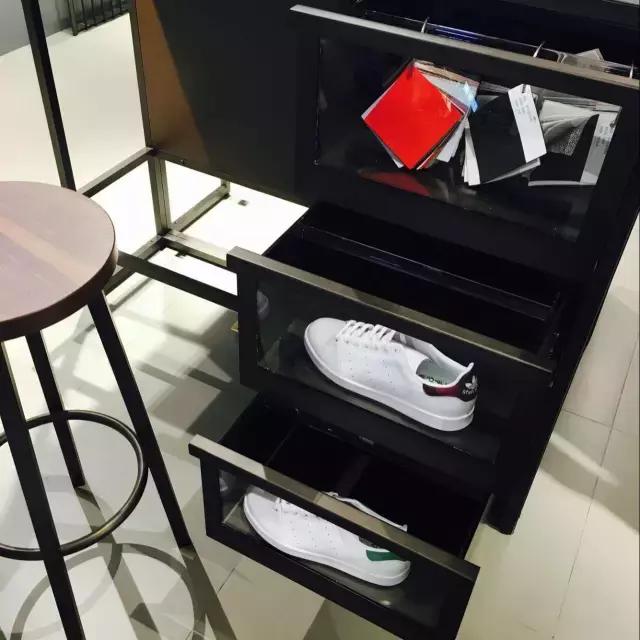 颤抖吧！一起来设计一双“拉仇恨”配色的三叶草吧！