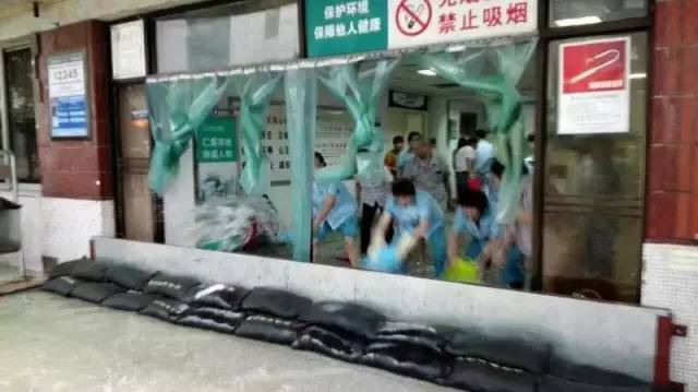 致敬暴雨时守护我们的人,致敬在暴雨中的坚守