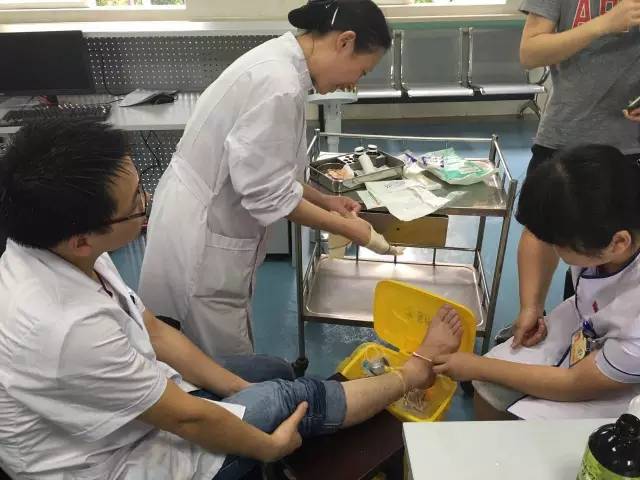 致敬暴雨时守护我们的人,致敬在暴雨中的坚守