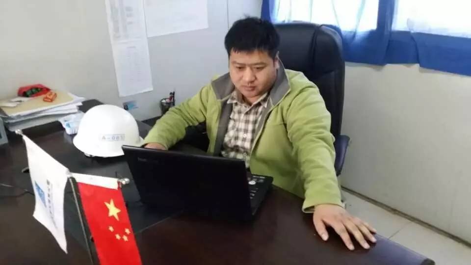 80后小伙白手起家慢慢的学会坚强,80后小哥在北漂打瓦工