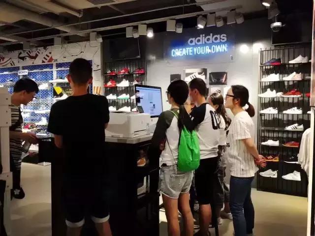 颤抖吧！一起来设计一双“拉仇恨”配色的三叶草吧！