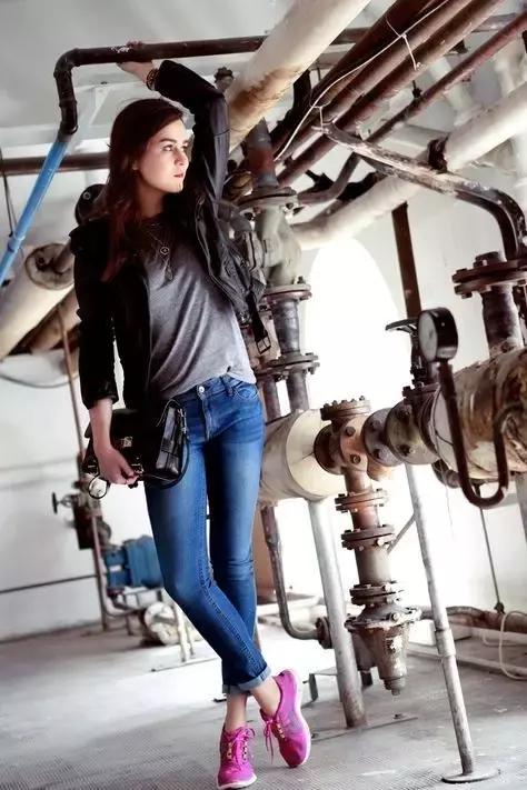 60岁阿姨都穿小白鞋，那我只好穿小粉鞋了