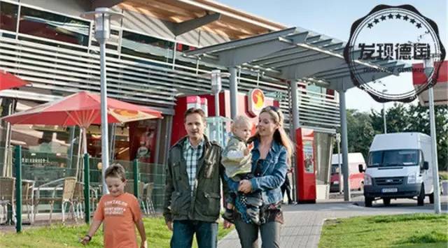 德国加油站的便利餐厅和便利店