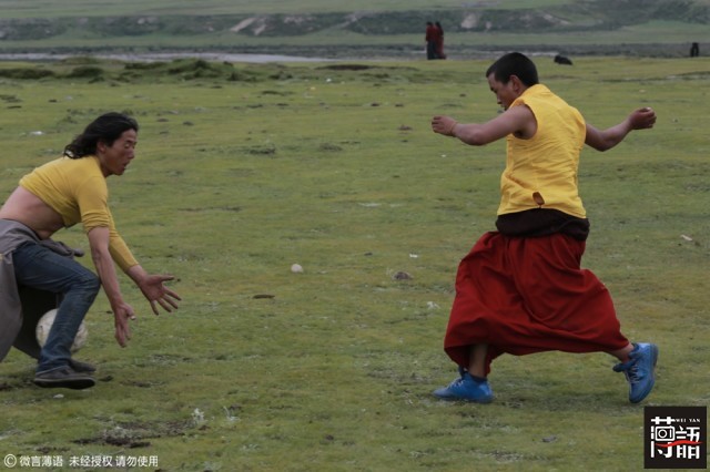 西藏雪山上的足球,足球西藏高原