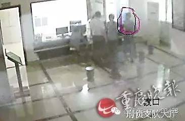 男子酒驾街头横冲直撞,男子酒驾撞车后又喝一瓶
