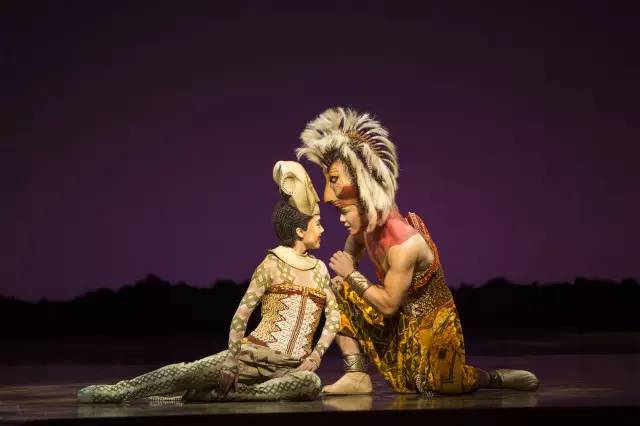 迪士尼开学典礼小朋友入园,上海迪士尼满月