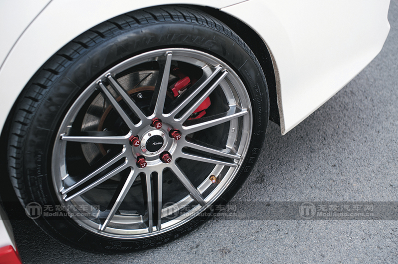 丰田凯美瑞爆改外观六代半,凯美瑞2.5g豪华版白色改黑顶