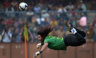 足坛明星奇怪发型,梅西发型引起足坛热议