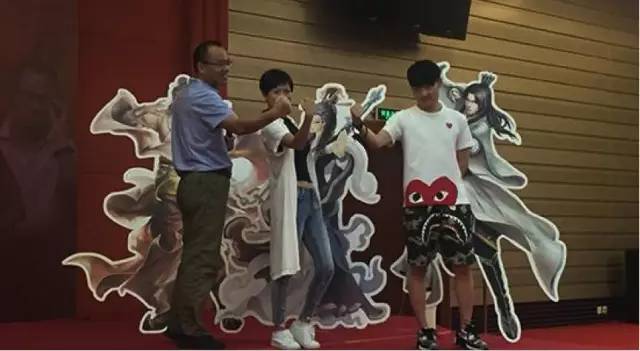 网大啥在上丨《超能外星女友》全网上线，很“污”很会玩