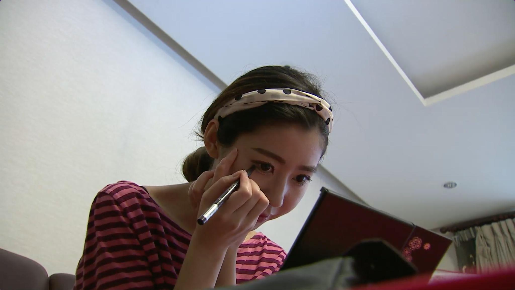 赶快转给爱美的TA！眼妆画太浓易得眼科疾病