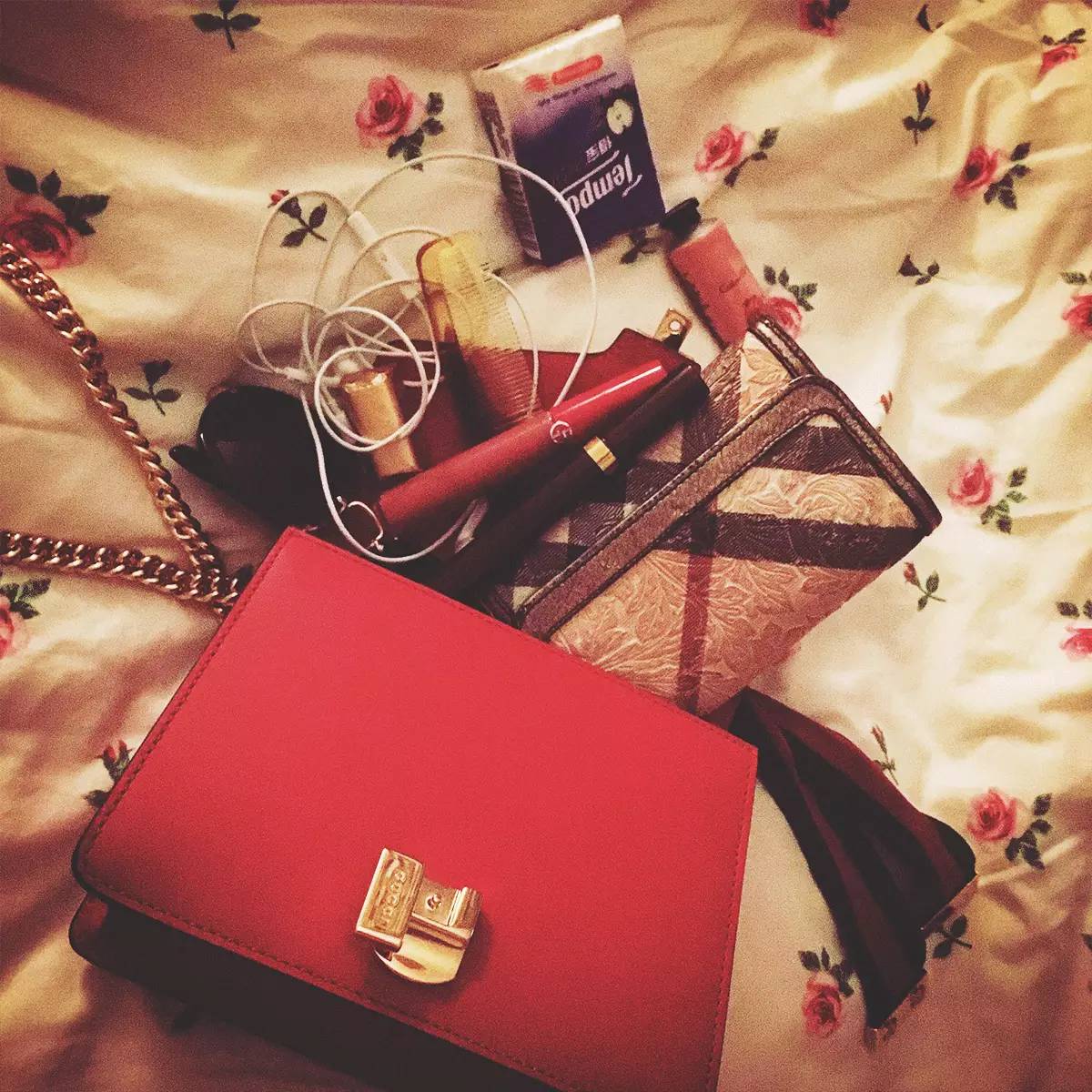 粉丝寄来了一箱包包,粉丝发来的包裹