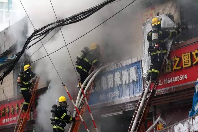 永远背对镜头的“背乐爷”