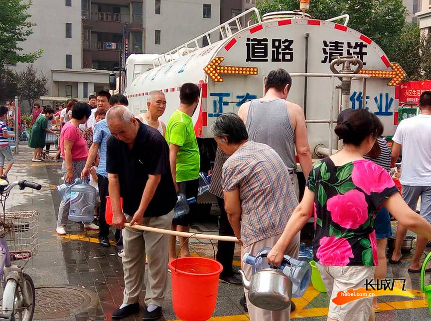 石家庄暴雨中现暖心石家庄瞬间,石家庄桥西区暴雨停水