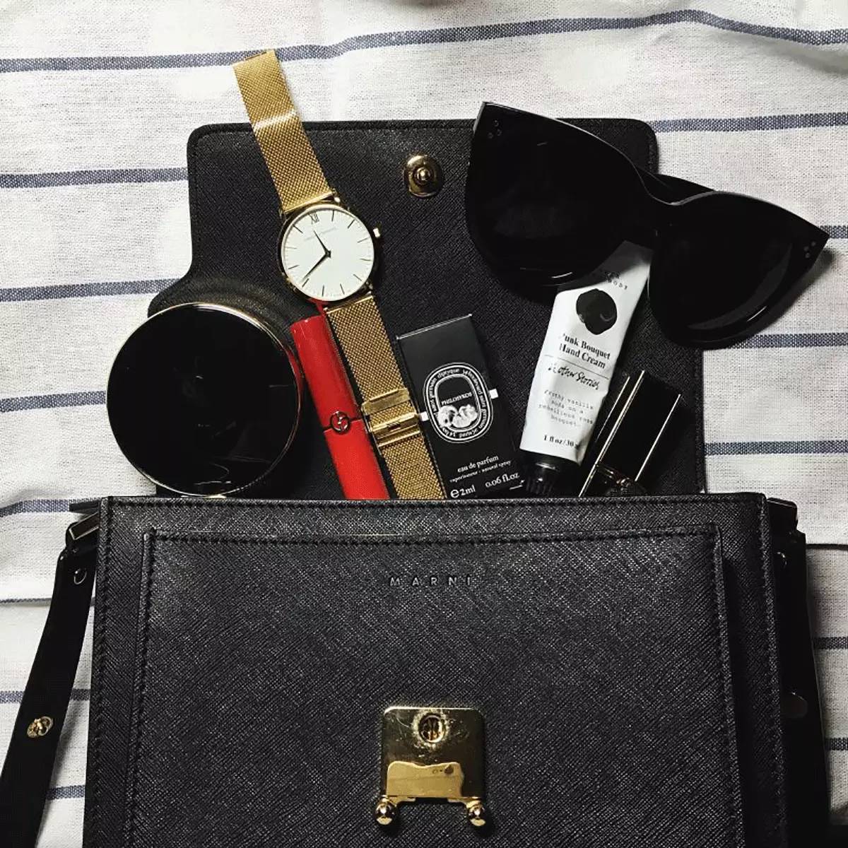 粉丝寄来了一箱包包,粉丝发来的包裹