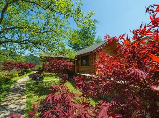 山间漂流避暑旅游,浙江深山避暑天堂住木屋