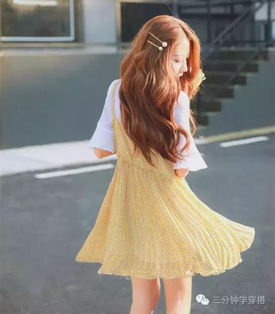 吊带裙有点露怎么穿,吊带裙太露了怎么搭配