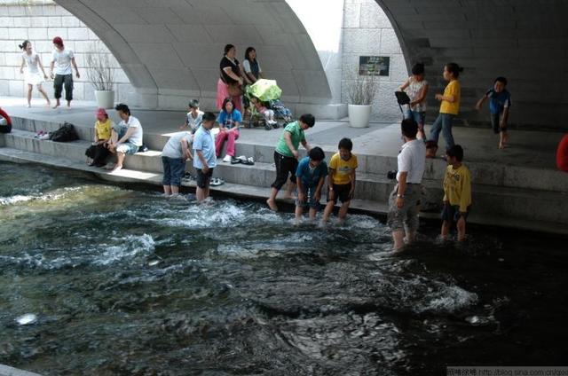天气越来越热了夏日降温神器来了,热得就像在蒸笼里一样